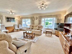 Lounge/Diner- click for photo gallery